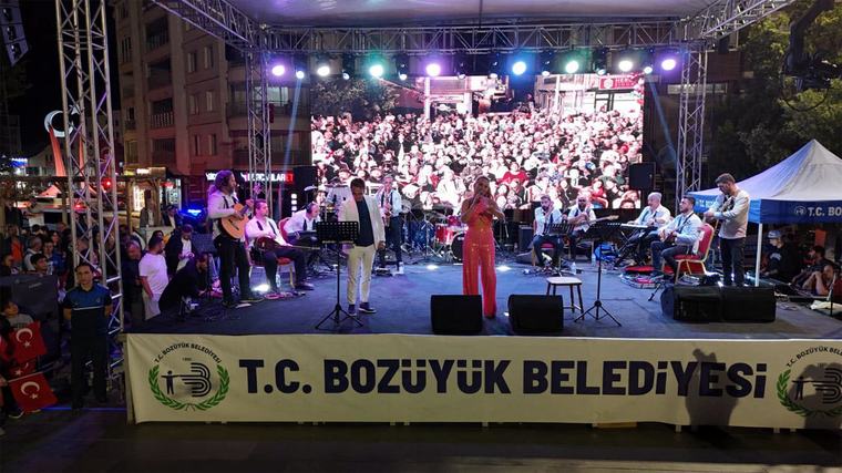 Bozüyük’te Kurtuluş Günü kutlamaları, araç konvoyu ve konserle taçlandı