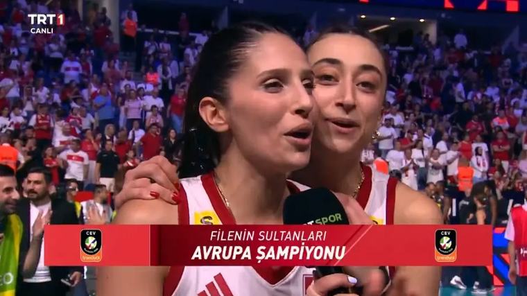Şampiyonluk sonrası parkede renkli anlar: Elif Şahin, Derya Cebecioğlu'nun röportajına böyle dahil oldu