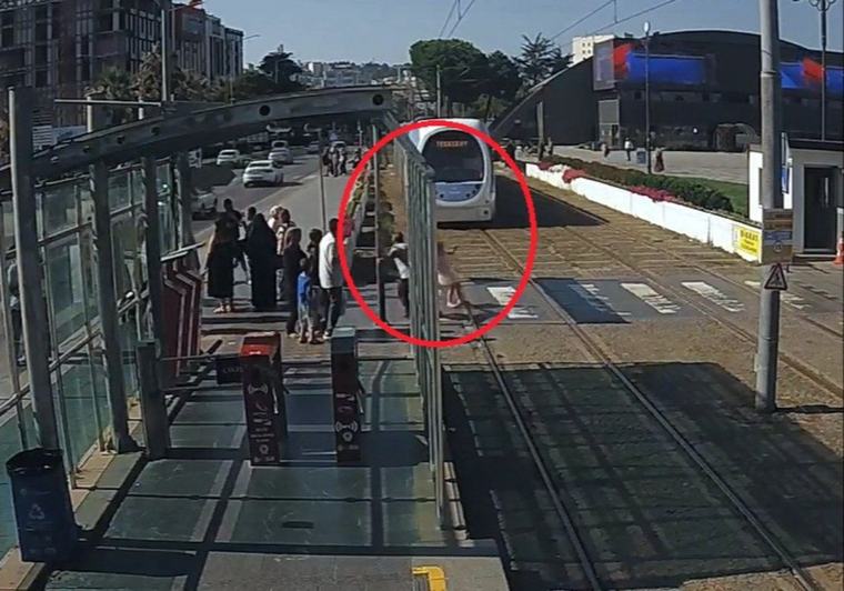 Güvenlik görevlisi küçük çocuğu tramvayın altında kalmaktan son anda kurtardı