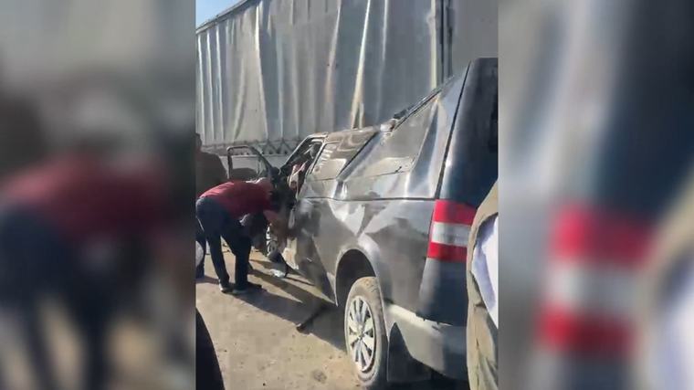 Şanlıurfa’da minibüs, TIR’a arkadan çarptı