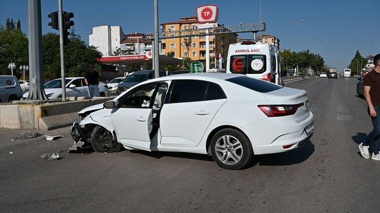 Kırıkkale'de kaza, otomobil bariyere çarptı