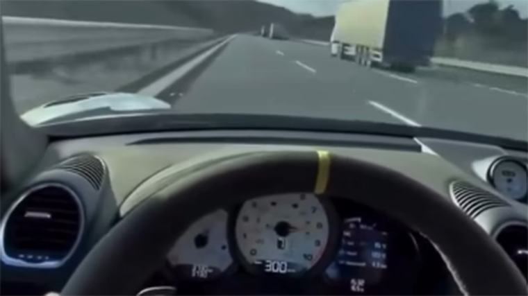 Lüks araçla otoyolda 300 km hız yaptı, sosyal medyada yayınlayınca yakayı ele verdi