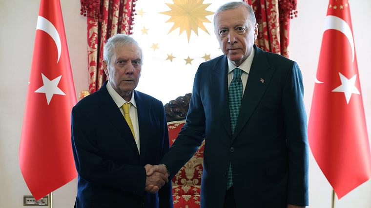 Cumhurbaşkanı Erdoğan, dört büyük kulübün başkanlarını ve yöneticilerini kabul etti