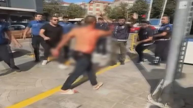 Kendini kilitlediği kamyonette yaraladı: Bıçakla polislerin üzerine yürüdü!