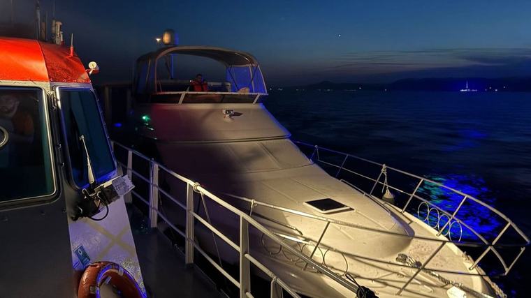Çanakkale Boğazı'nda sürüklenen 12 metrelik tekne kurtarıldı