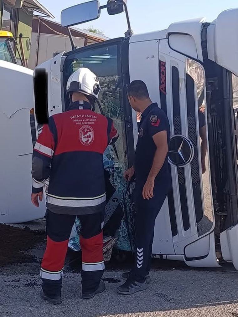 Kırıkhan'da Hafriyat Kamyonu Devrildi: Sürücü Yaralandı