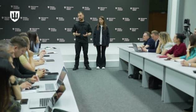 Ukrayna Savunma Bakanı Yevhen Khmara, Savunma Sanayii Temsilcileriyle Görüştü