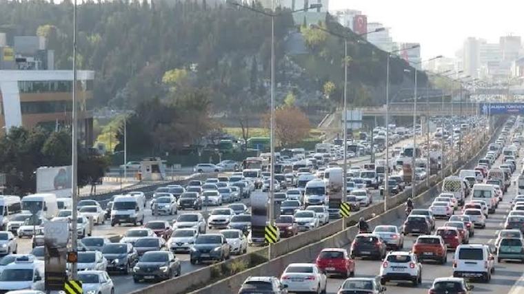 İstanbul'da uyum haftası trafiği kilitledi