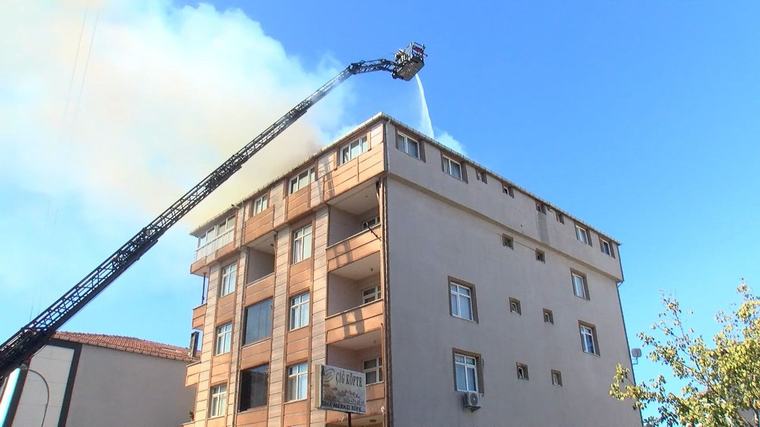 Ataşehir'de 5 katlı binanın çatısı yandı