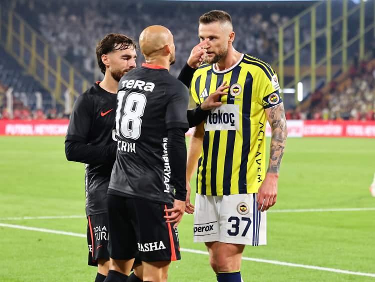 Bu anlar ekrana yansımadı! Derbinin ilgi çeken kareleri