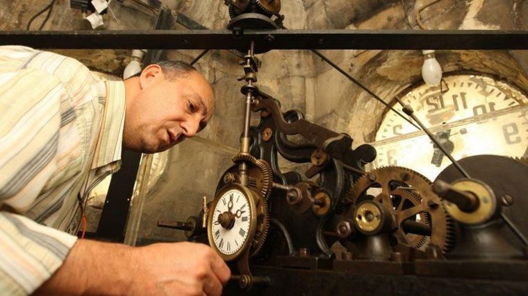 İzmir'in 125 yıllık simgesi ona emanet: Her hafta elleriyle kuruyor