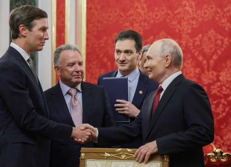 Putin, Trump'ın özel temsilcileriyle Kremlin'de görüştü