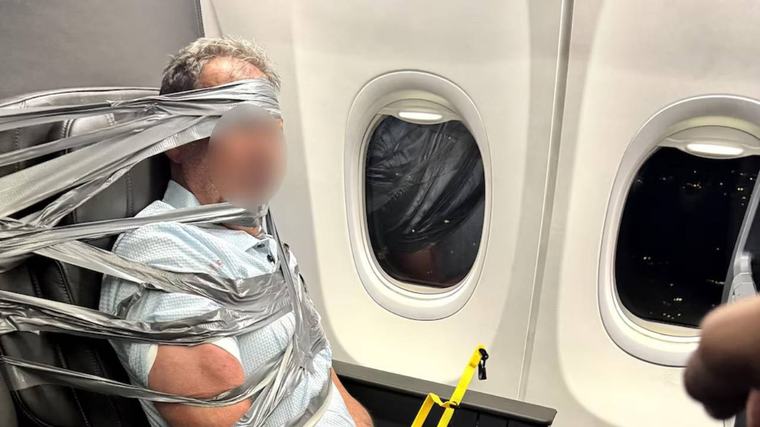 Uçakta kontrolden çıkan saldırgan yolcuyu kelepçeleyip koltuğa bağladılar!
