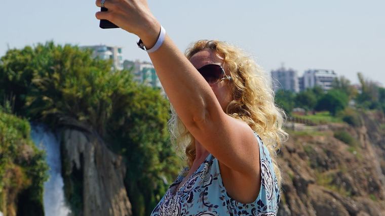 Düden Şelalesi'nde turist yoğunluğu