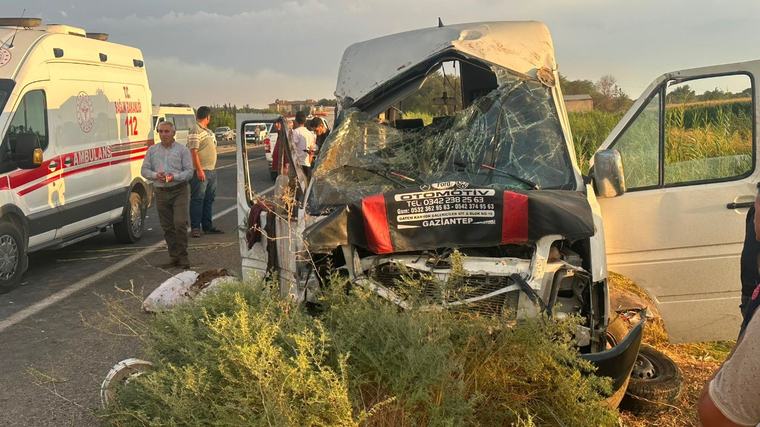 Şanlıurfa'da tarım işçilerini taşıyan minibüs kanala düştü: 15 yaralı
