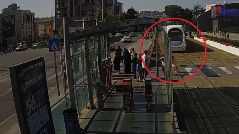 Tramvayın önüne koşan küçük kızı son anda kurtardı: O anlar kamerada