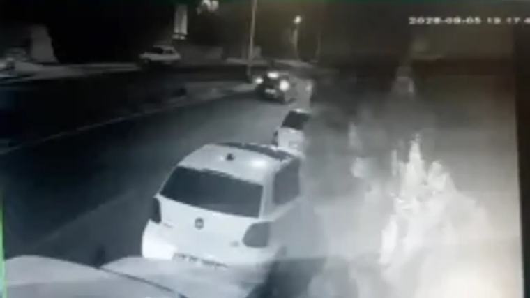 Şırnak’ta 8 katlı binaya yıldırım düştü! O anlar kamerada