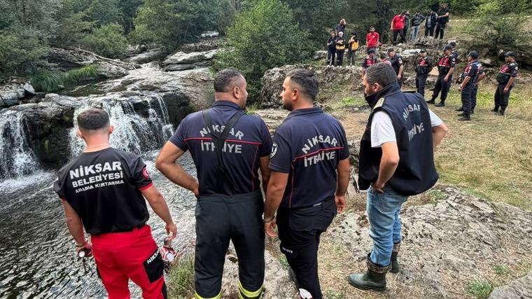 Serinlemek isteyen 2 kardeş şelalede boğuldu
