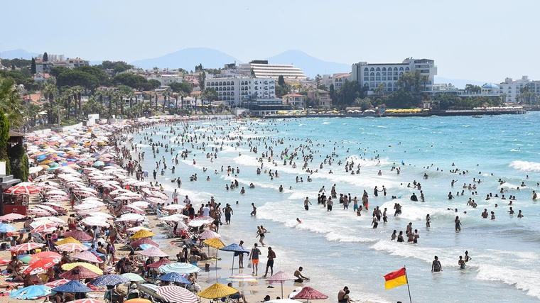 Antalya'da 8 ayda turist sayısı yüzde 6 düştü, gelir kaybı en az 700 milyon Euro