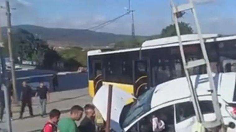Sultanbeyli'de İETT otobüsü ile otomobil çarpıştı: 4 kişi yaralandı