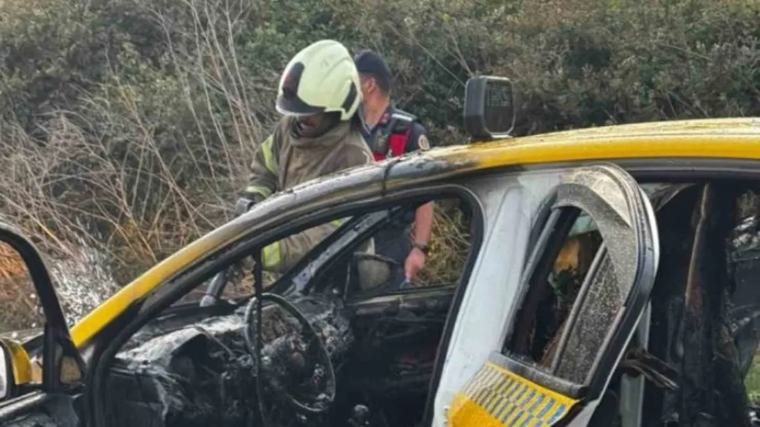 Motor kısmından başlayan yangın taksiyi alev topuna çevirdi!