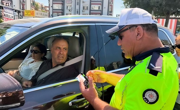 Ceza kesilen sürücünün polislere yanıtı ağızları açık bıraktı 10:39