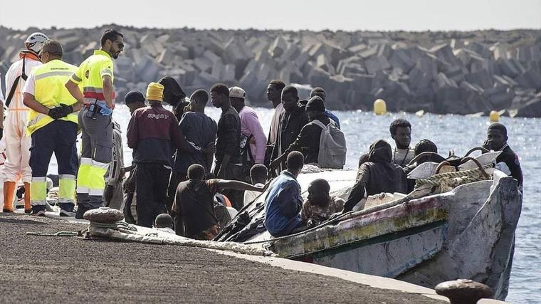 128 göçmeni taşıyan tekne battı! 5 ölü, onlarca kişi kayıp