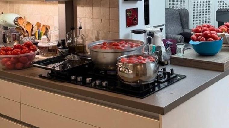 Güzel oyuncu kış için hazırlıklara başladı: Domates ve salça yapıyor