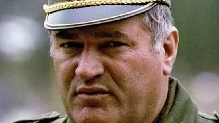 Sırbistan’da skandal! Kızılyıldız tribünleri, “Bosna Kasabı” Ratko Mladiç’in koreografisini yaptı