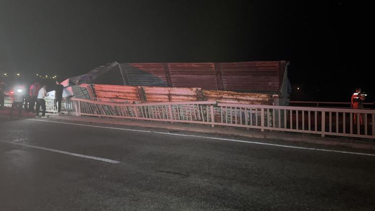 Erzurum Oltu'da tır köprü kenarındaki boşluğa devrildi