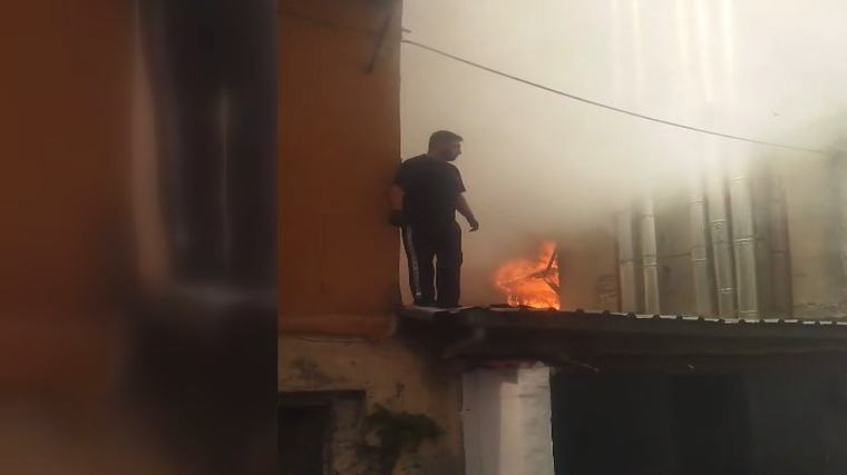 Yükselen dumanlar mahalleliyi sokağa döktü: Beyoğlu’nda yangın paniği