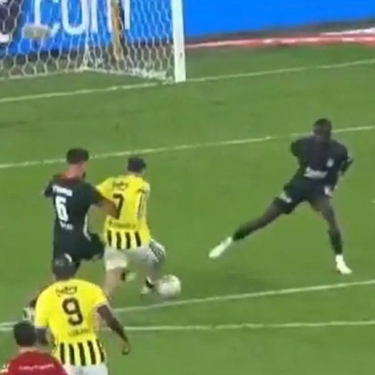 Derbide penaltı itirazı! İşte Kerem Aktürkoğlu'nun yerde kaldığı pozisyon