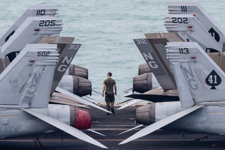 USS Abraham Lincoln'ın mürettebatı gündemde. İki denizci kavgaya karıştı