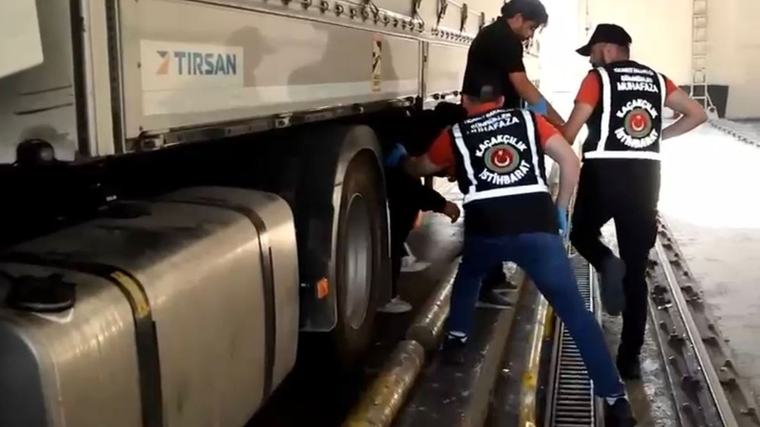 Sosyal Medya Fenomeni Sınırı Geçmeye Çalışırken Yakalandı!