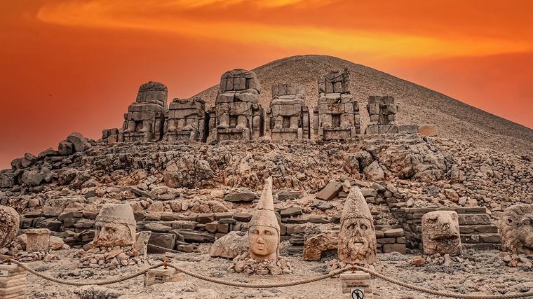 Nemrut Dağı’nın zirvesinde müzik ve dayanışma