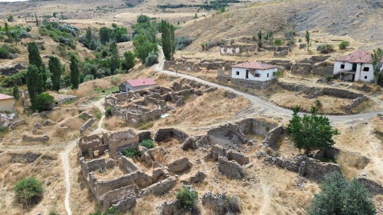 Türkiye’nin hayalet köyü: Koskoca köyde tek başına yaşıyor duyan yanına akın ediyor