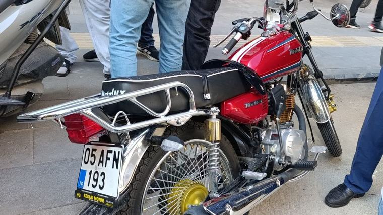 Ehliyetsiz sürücünün motosikleti taksiye çarptı