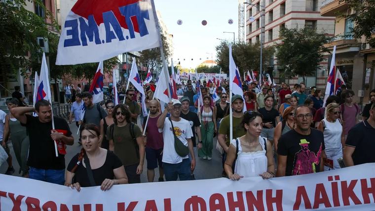 Selanik'te Miçotakis'in fuar konuşması öncesi protesto: 20 traktör kent merkezine girdi, sahil yolu kapandı