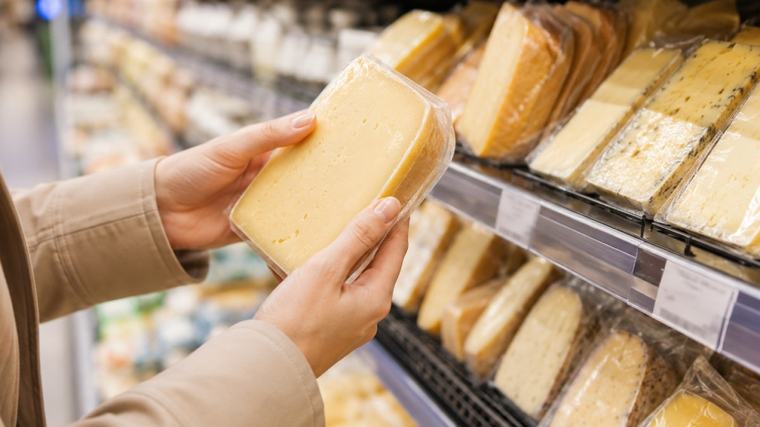 Tüketmeyin çağrısı yapıldı: Ünlü süpermarketin sattığı peynirler raflardan toplatılıyor