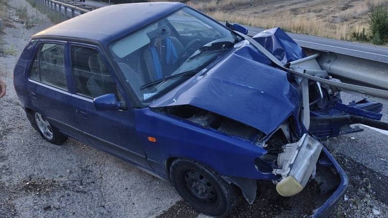 Bilecik'te otomobilin refüje çarptığı kazada 4'ü çocuk 7 kişi yaralandı