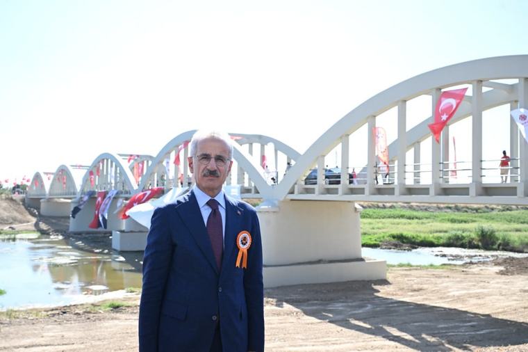 Asırlık köprü yeniden ayağa kaldırıldı! Tarihi Gediz Köprüs restore edilerek trafiğe açıldı