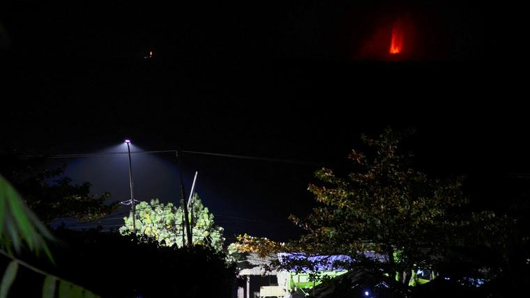 Yanardağ patladı, okullar ve havalimanı kapatıldı