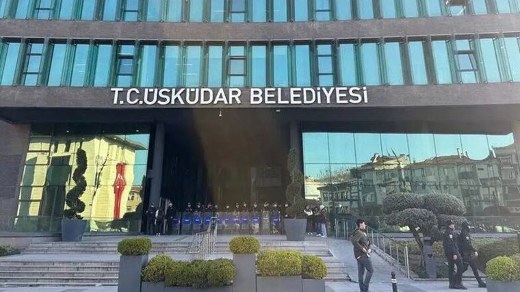Üsküdar’da kritik seçime saatler kala belediye önünde güvenlik ablukası