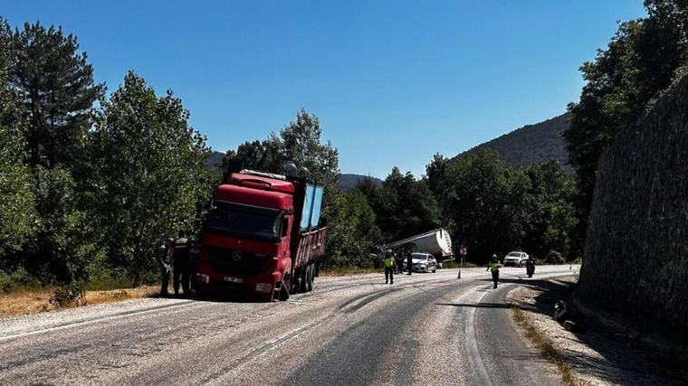 Bolu Mudurnu'da iki kamyonun karıştığı kazada 1 yaralı