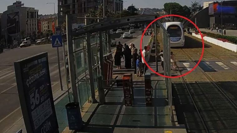 Raylara atlayan küçük kızı tişörtünden çekerek kurtardı