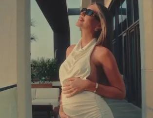 Chloe Loughnan "En sevdiğim bölüm" diyerek duyurdu: Karnı burnunda pozlarını paylaştı