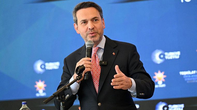 Bakan Bayraktar "altına hücum" benzetmesiyle açıkladı: Dünyada yeni yarış başladı