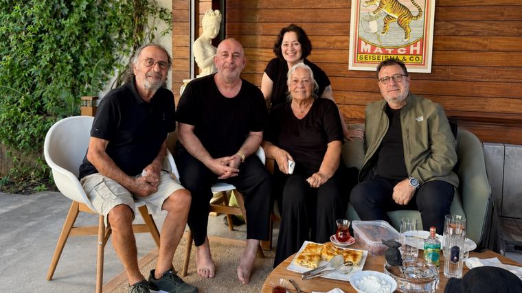 Annesi Cem Yılmaz'ı su böreğiyle karşıladı