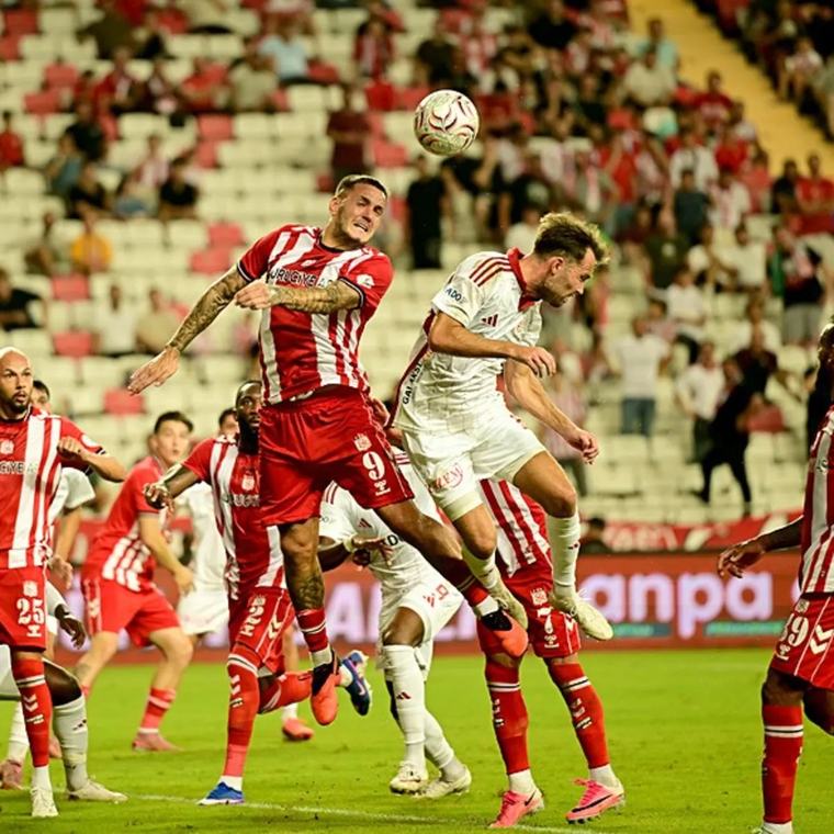 Sivasspor deplasmanda Antalyaspor'a karşı 3 puanı aldı!