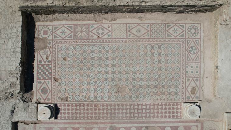 Roma imparatorluğunun kayıp yüzü ortaya çıktı: Yüzlerce yıllık mozaik ve Eros başı bulundu!